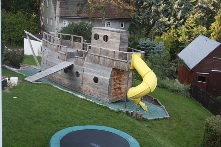 Garten mit Spielplatz