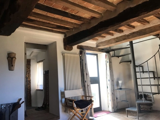 Wohnzimmer mit Treppe zum Schlafbereich