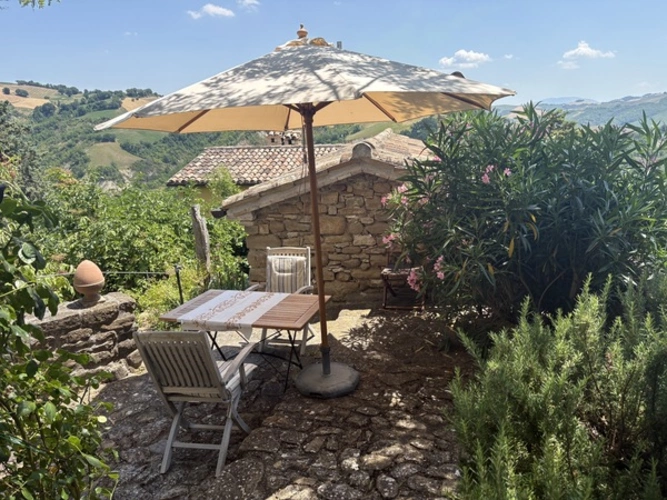 Terrasse zwischen Küche und Gästehaus
