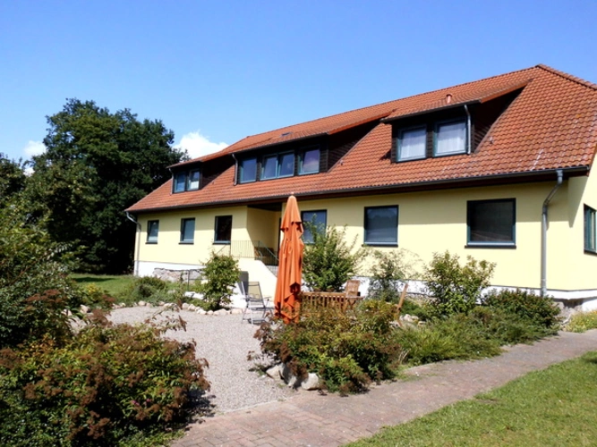 Frontansicht mit Außen-Sitzplatz