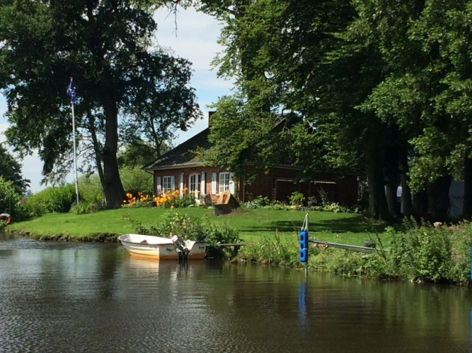 …und Sommerhaus am Fluß