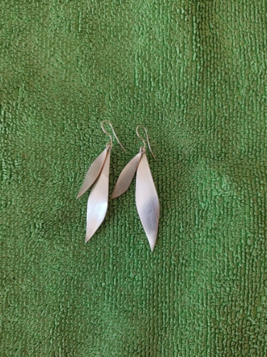 fein bewegliche Ohrhänger mit jeweils zwei Blättern in Silber