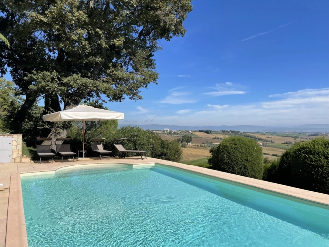 Der Salzwasserpool mit fantastischem Ausblick