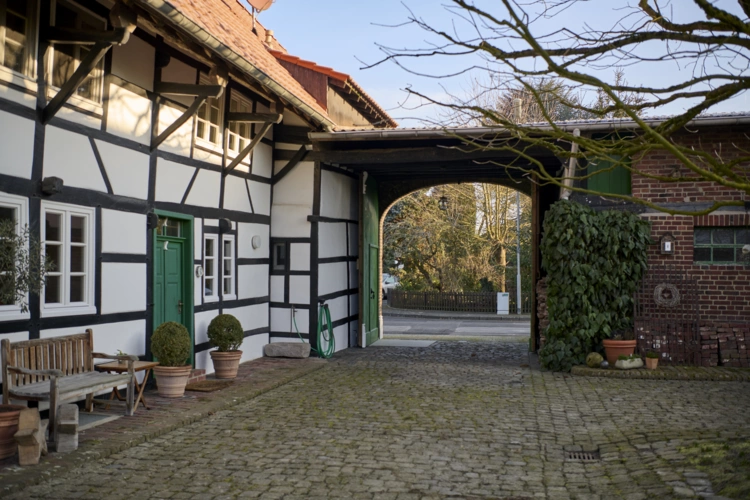 Hofseite mit Tor zur Straße