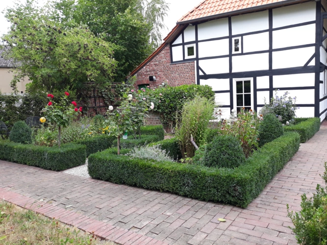 Bauerngarten im Sommer