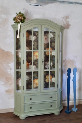 Vitrine, zweitürig mit zwei Schüben, H 191 m, B 1,05 m, T 0,34 m, Kreidefarbe Lindgrün