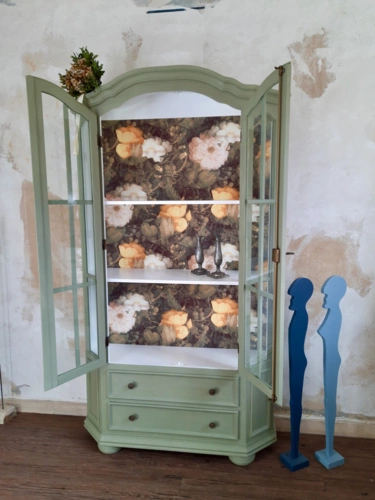 Vitrine, zweitürig, Detailansicht mit Einlegeböden
