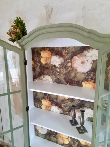 Vitrine, zweitürig, Detailansicht Hintergrund Barockblumen