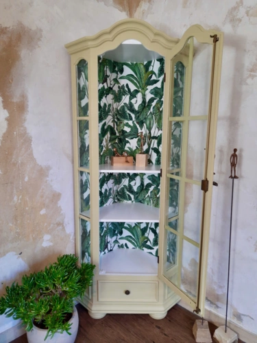 Eckvitrine, eintürig mit einem Schub, H 1,90 m, B & T 0,54 m, Kreidefarbe Champagner