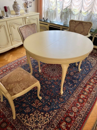 Tisch mit 4 Stühlen