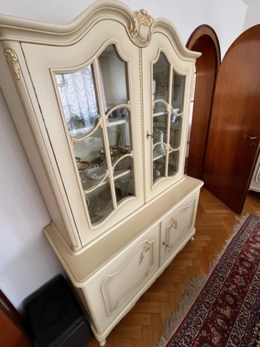 Vitrine mit verschieden Deko-Stücken