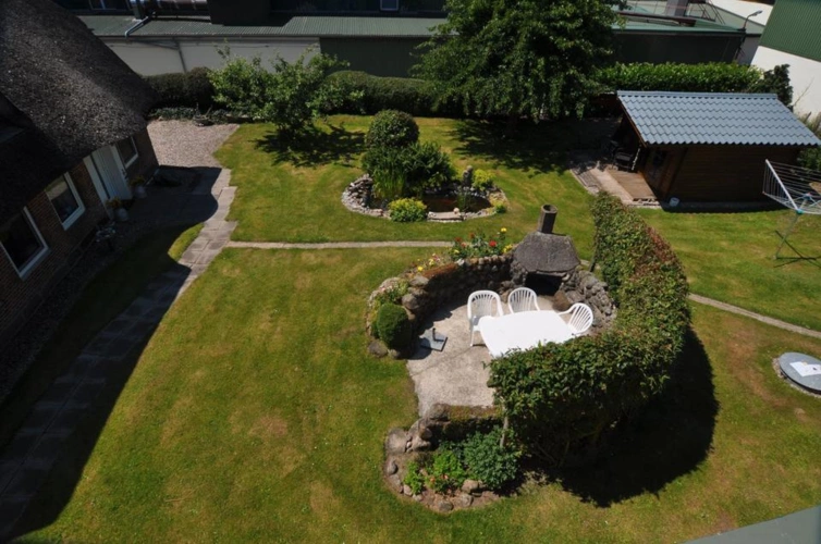 Hintereingang mit Sitzecke und Gartenhaus