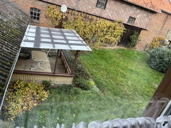 Blick aus dem Bad: vorderer Garten mit Terrasse