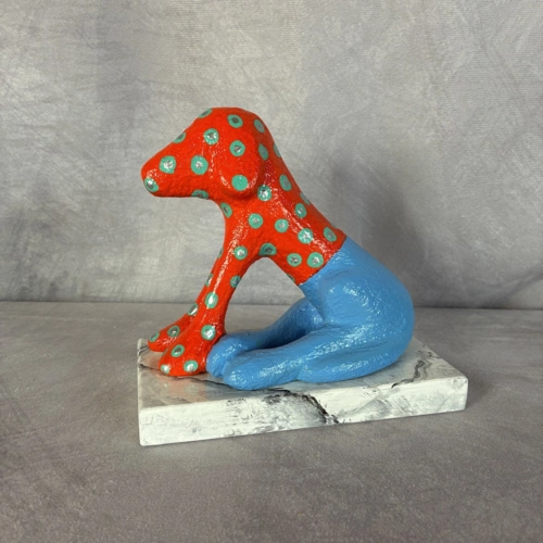 Pop-Art Hund mit weißer Sockelplatte €259