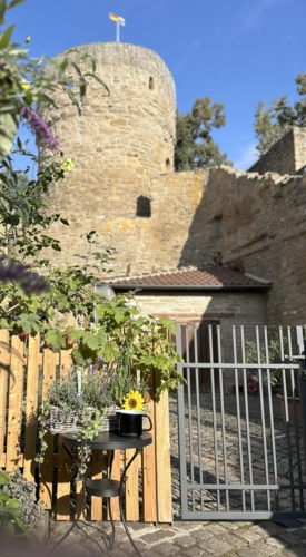 Der Bürgerturm und die Stadtmauer im Innenhof