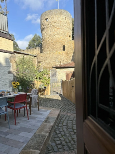 Blick von der Hintertür in den Innenhof