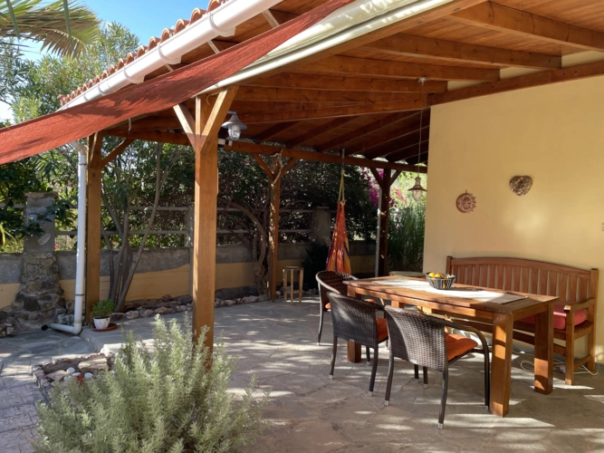 Schattige Terrasse einmal rund ums Haus