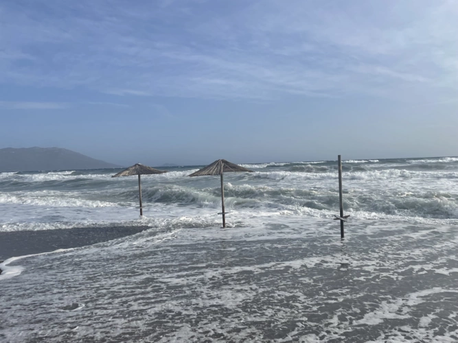 Das Meer kommt. Strand im November.