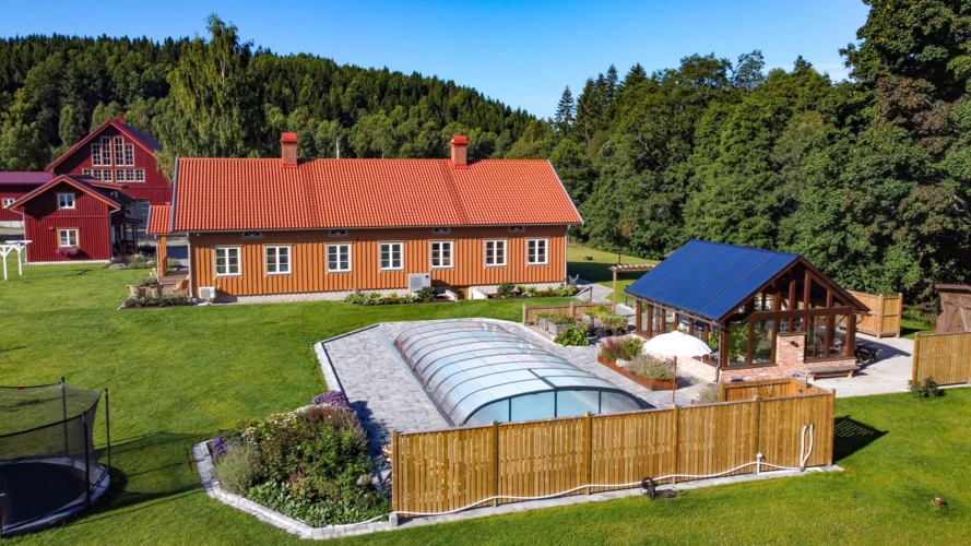 Wohnhaus, Garten und Swimmingpool