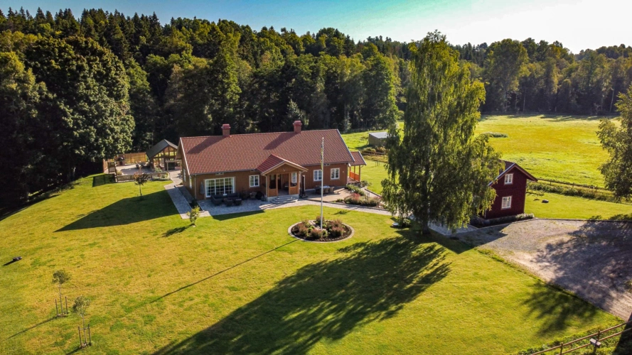 Das Wohnhaus von Stommens Gård mit Garten
